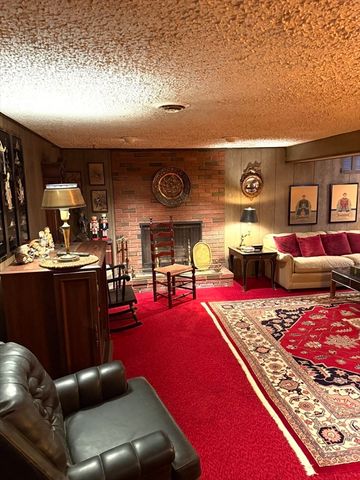 6 Gross Ln, Easthampton, MA 01027