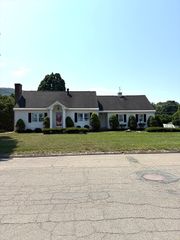 6 Gross Ln, Easthampton, MA 01027