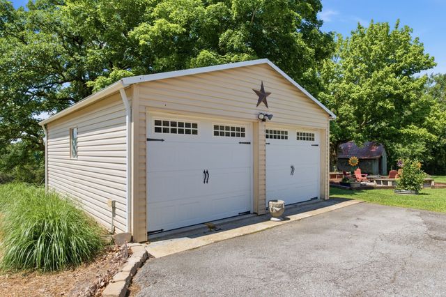 1300 Oak Grove Rd, Dickson, TN 37055