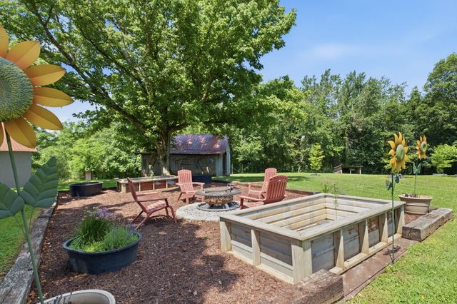 1300 Oak Grove Rd, Dickson, TN 37055
