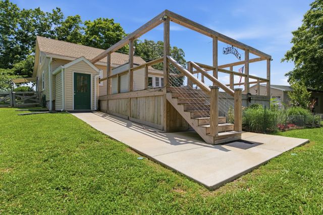 1300 Oak Grove Rd, Dickson, TN 37055