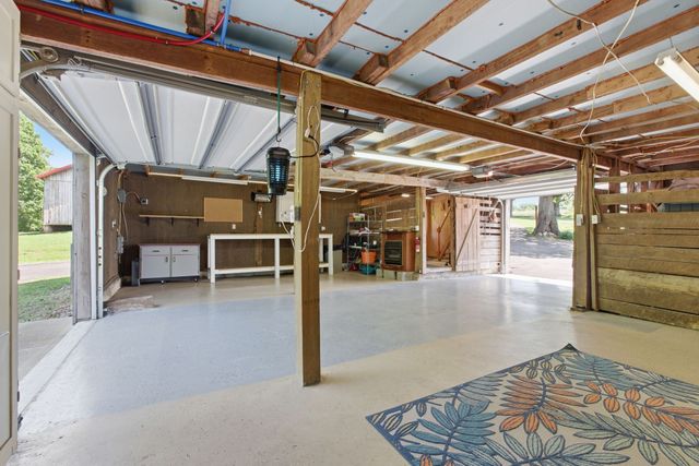 1300 Oak Grove Rd, Dickson, TN 37055
