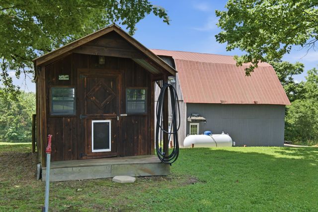 1300 Oak Grove Rd, Dickson, TN 37055
