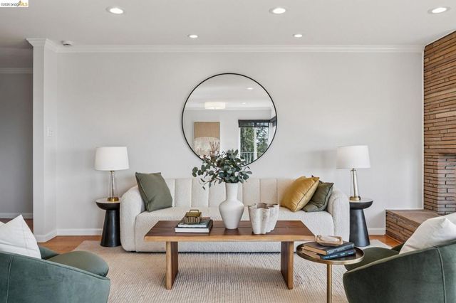 1989 1989 Oakview Dr, Oakland, CA 94602