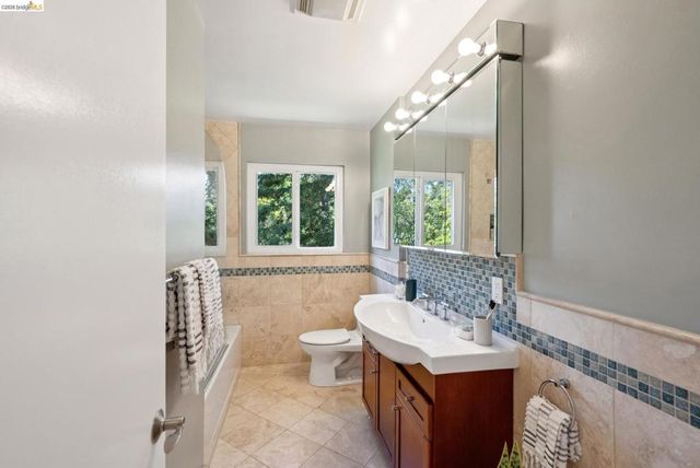 1989 1989 Oakview Dr, Oakland, CA 94602