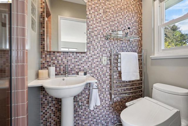 1989 1989 Oakview Dr, Oakland, CA 94602