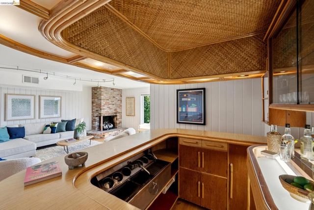 1989 1989 Oakview Dr, Oakland, CA 94602