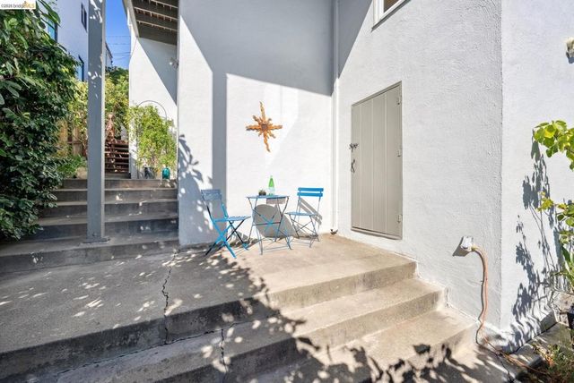 1989 1989 Oakview Dr, Oakland, CA 94602