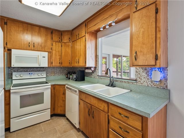 998 W Pea Ridge Road, Huntington, WV 25705
