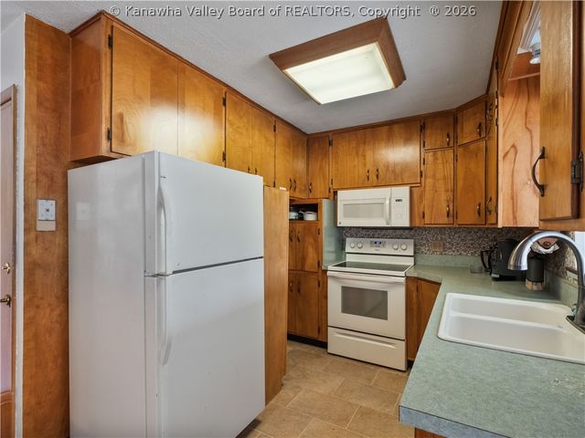 998 W Pea Ridge Road, Huntington, WV 25705