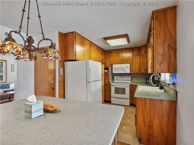 998 W Pea Ridge Road, Huntington, WV 25705