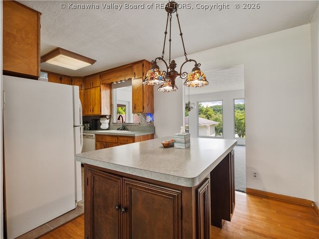 998 W Pea Ridge Road, Huntington, WV 25705