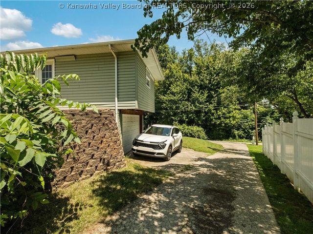 998 W Pea Ridge Road, Huntington, WV 25705