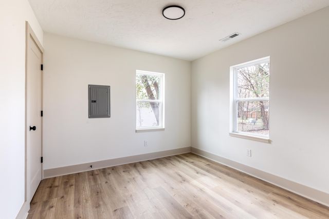 1055 S New Avenue, Springfield, MO 65807