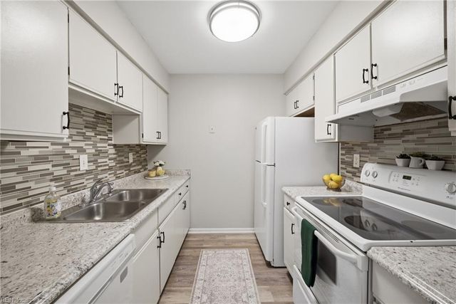 967 Saint Andrews Reach Apt D, Chesapeake, VA 23320