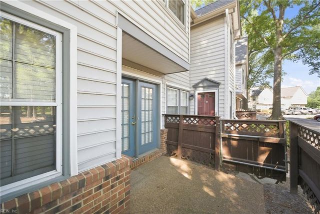 967 Saint Andrews Reach Apt D, Chesapeake, VA 23320