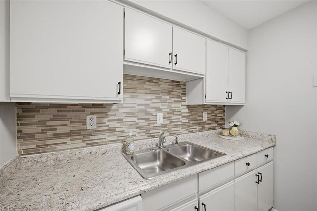 967 Saint Andrews Reach Apt D, Chesapeake, VA 23320