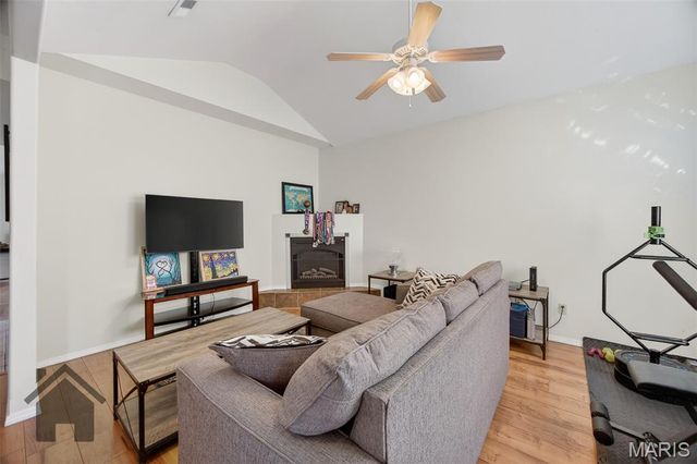 362 Carmel Valley Way, St Robert, MO 65584