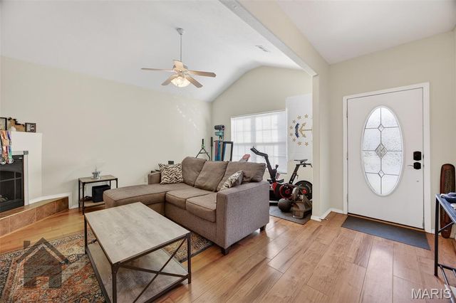 362 Carmel Valley Way, St Robert, MO 65584