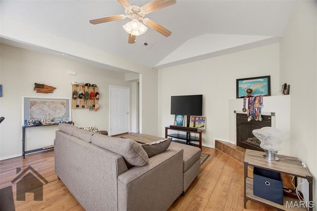 362 Carmel Valley Way, St Robert, MO 65584