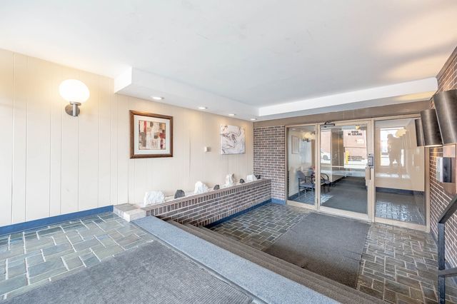 8455 W Leland Avenue 205, Chicago, IL 60656