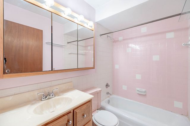 8455 W Leland Avenue 205, Chicago, IL 60656