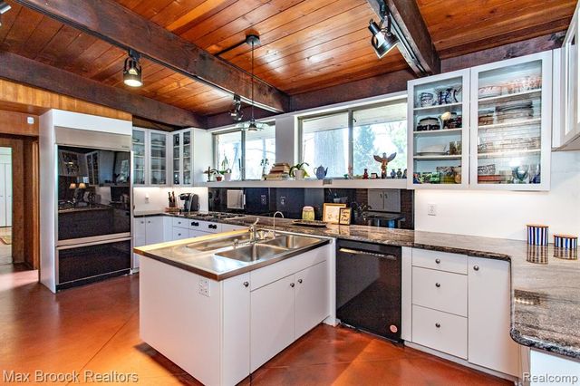 30875 Franklin Road, Franklin, MI 48025