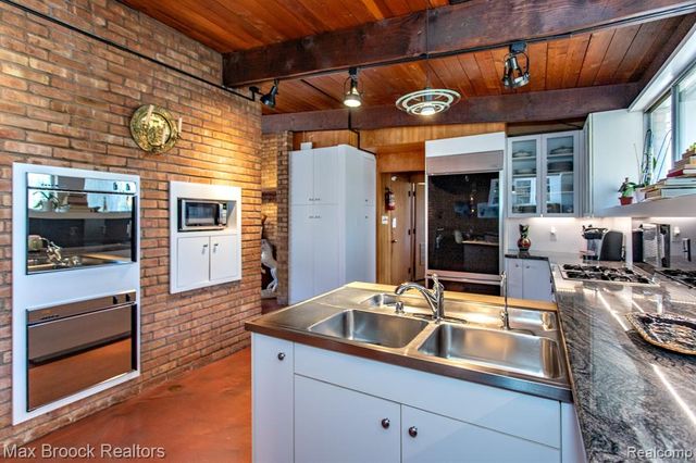 30875 Franklin Road, Franklin, MI 48025