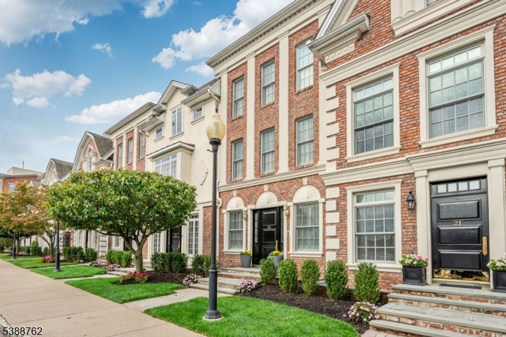 23 Community Pl, Morristown Town, NJ 07960