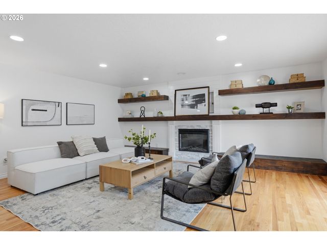 14351 Se CRESTVIEW Dr, Clackamas, OR 97015