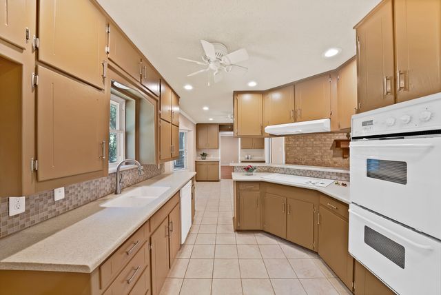 451 Cooks Lane, Fort Worth, TX 76120