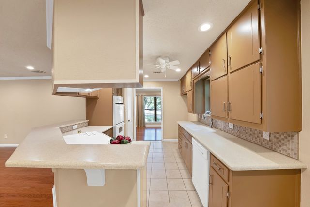 451 Cooks Lane, Fort Worth, TX 76120