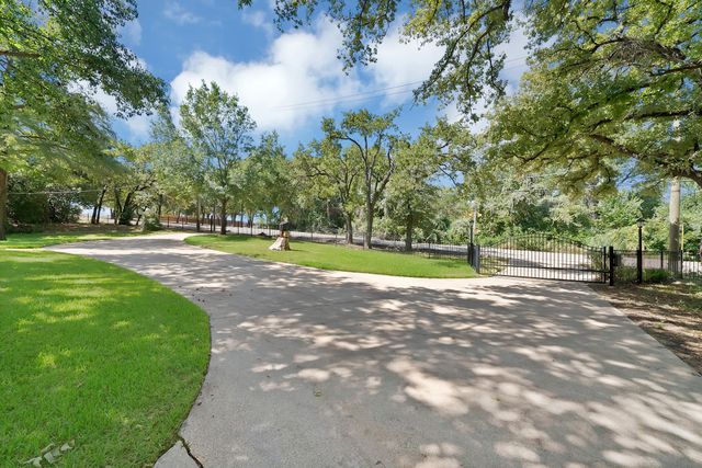 451 Cooks Lane, Fort Worth, TX 76120