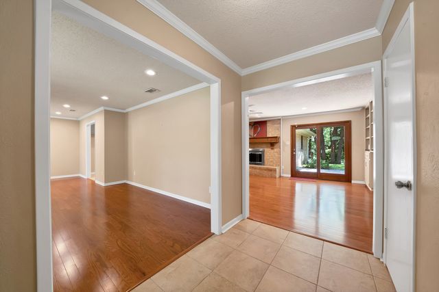 451 Cooks Lane, Fort Worth, TX 76120