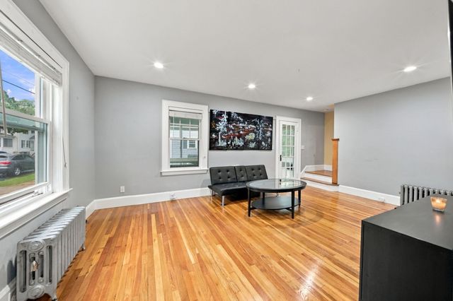 31 Lura St, Lowell, MA 01851