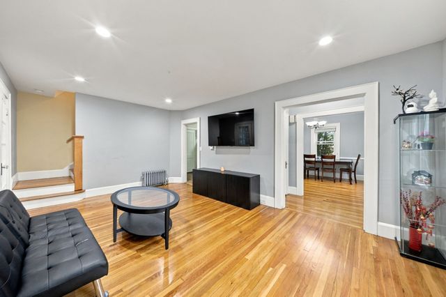 31 Lura St, Lowell, MA 01851