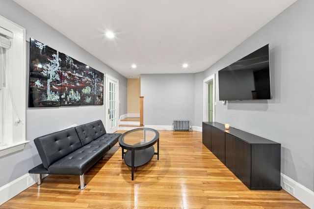 31 Lura St, Lowell, MA 01851