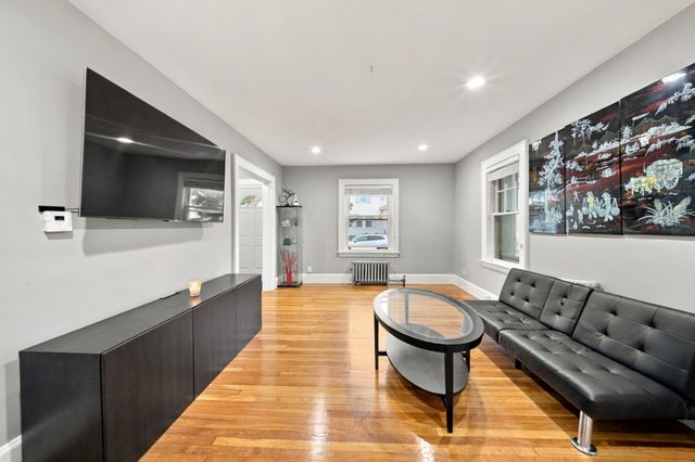31 Lura St, Lowell, MA 01851