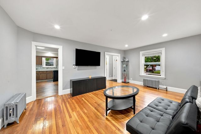 31 Lura St, Lowell, MA 01851