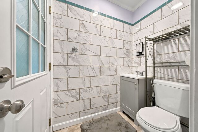 31 Lura St, Lowell, MA 01851