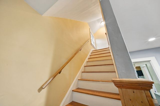 31 Lura St, Lowell, MA 01851