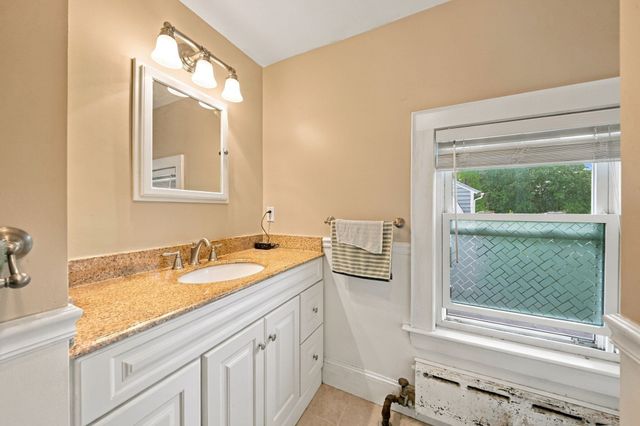 31 Lura St, Lowell, MA 01851