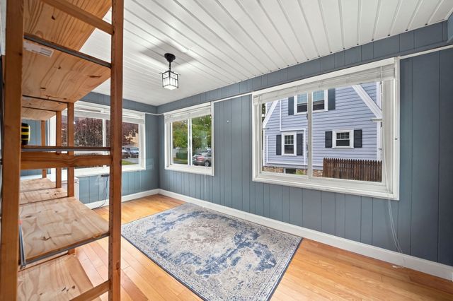31 Lura St, Lowell, MA 01851