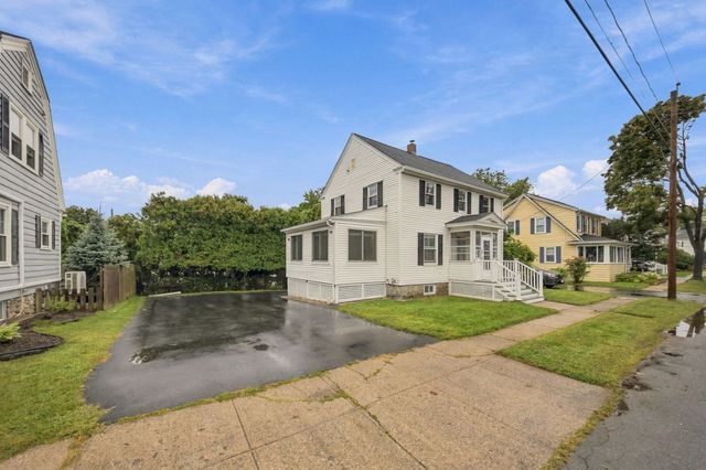 31 Lura St, Lowell, MA 01851
