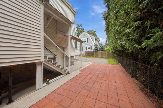31 Lura St, Lowell, MA 01851