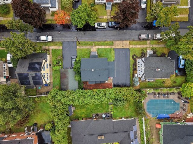 31 Lura St, Lowell, MA 01851