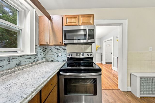31 Lura St, Lowell, MA 01851