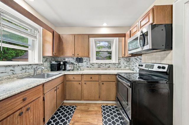 31 Lura St, Lowell, MA 01851