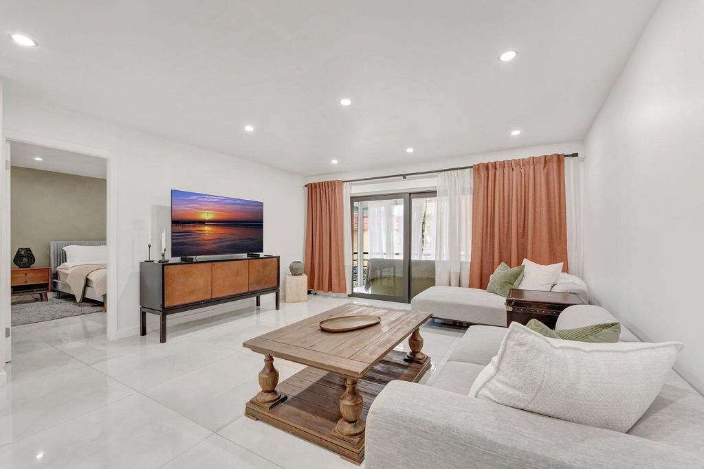 138 S Cypress Road 224, Pompano Beach, FL 33060