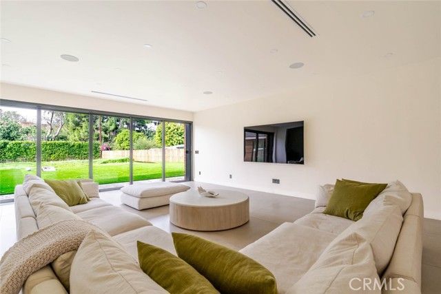 6849 Firmament Avenue, Van Nuys (los Angeles), CA 91406